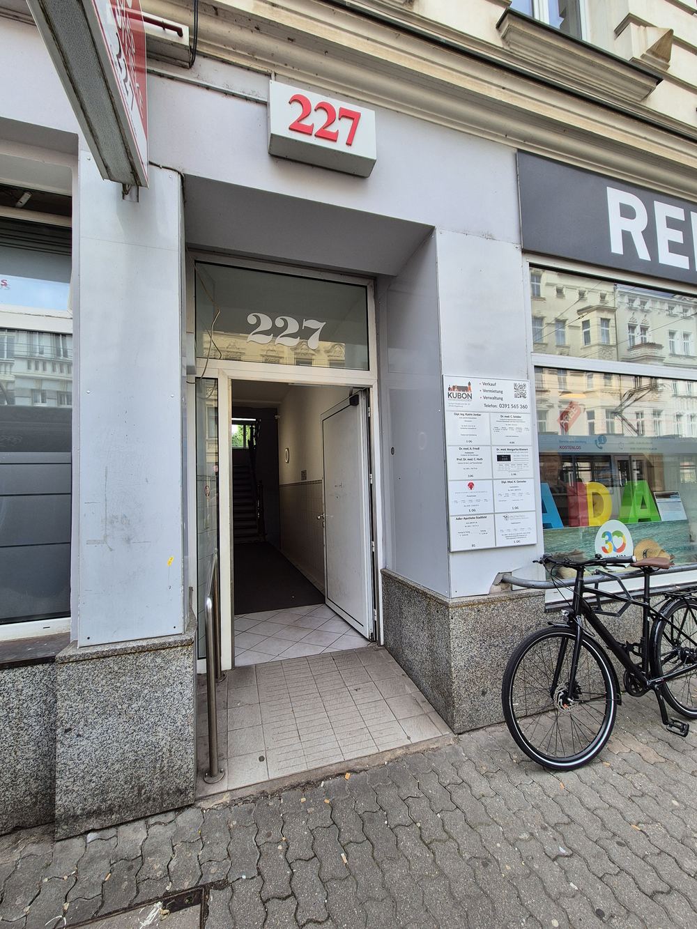 Hauseingang Gro&szlig;e Diesdorfer Stra&szlig;e 227